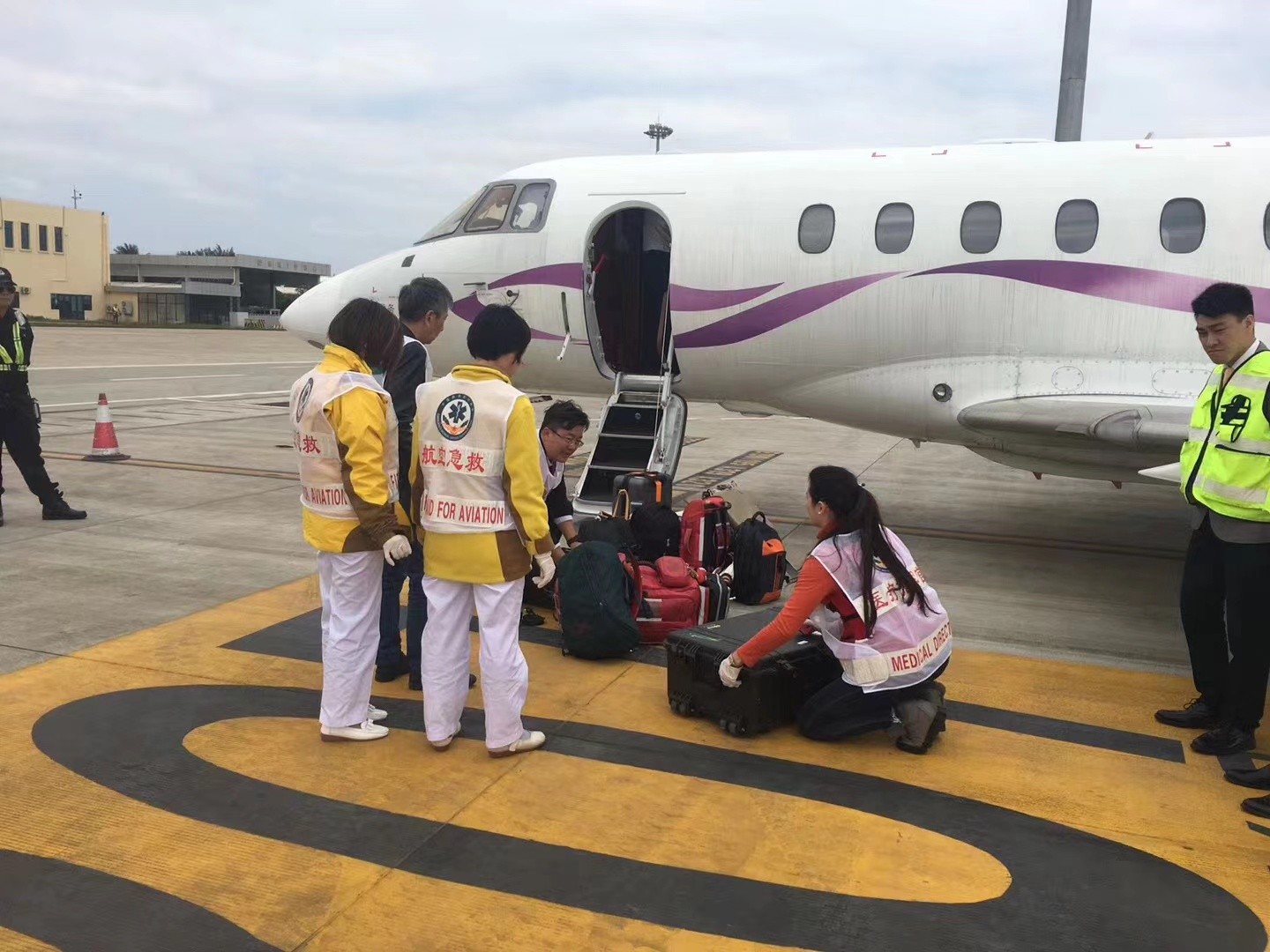 海珠区香港出入境救护车出租